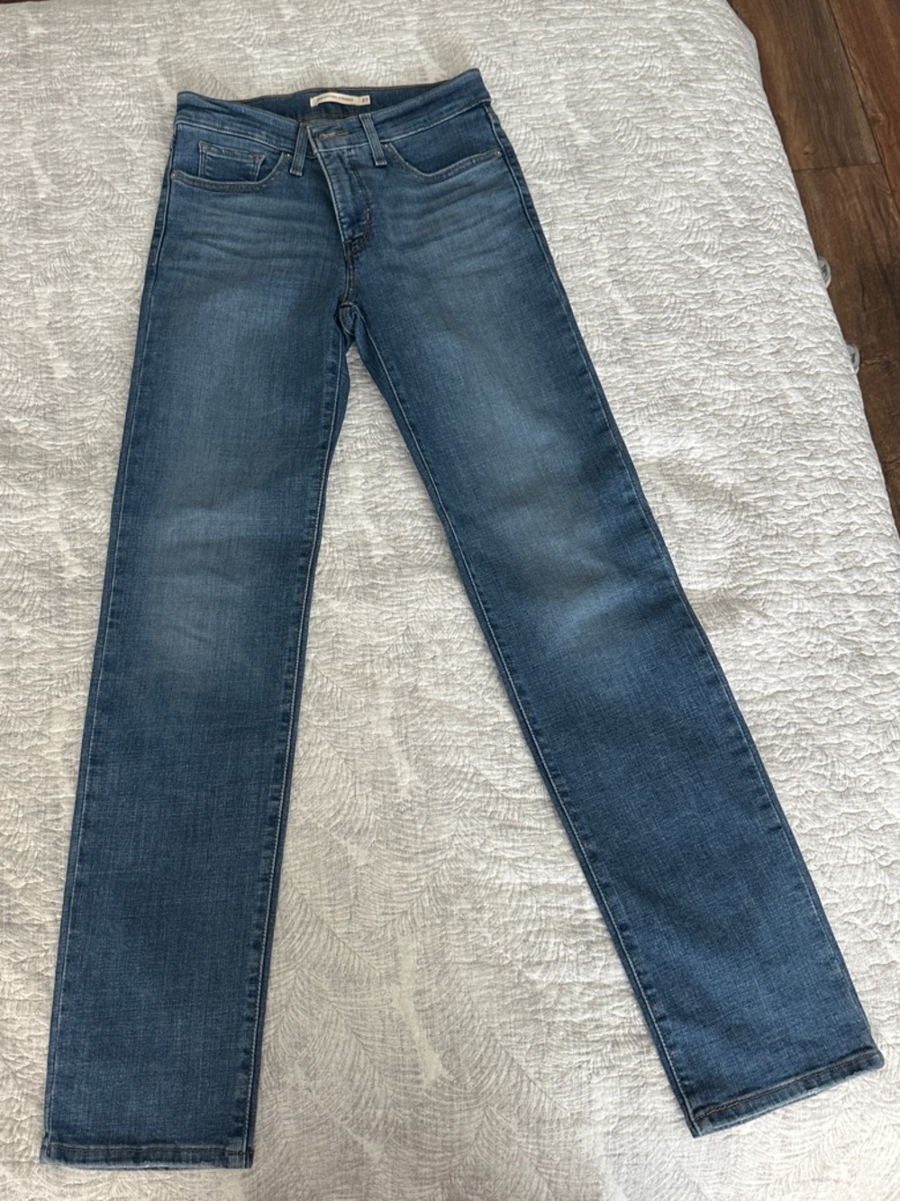 Levi's Women's Straight Leg Jeans in Medium Blue Wash